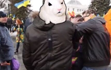 Під Радою активіст розбив об голову провокатора Дурнєва куряче яйце (відео)