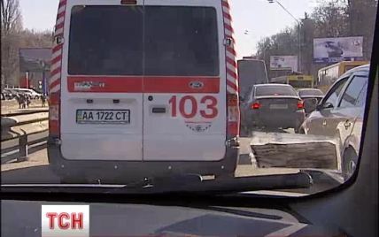 Київські водії називають пропускання "швидких" театром абсурду і відмовляються платити штрафи