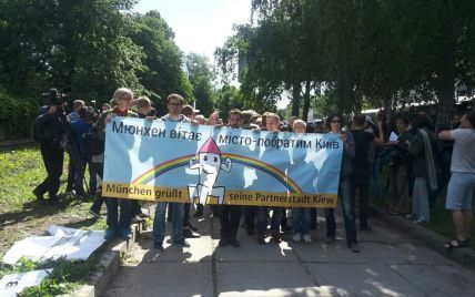У Києві на проспекті Перемоги стартує гей-парад: на них вже чекають "праві"