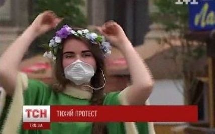 У Києві мовчазні мітингувальники в чудернацьких костюмах влаштували "парад тиші"
