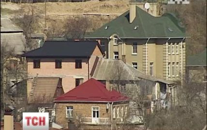 Будинок вчительки, який стоїть на найдорожчій у Києві землі, розвалили, коли вона була у суді