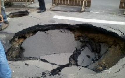 У центрі Києва авто провалилося у величезну діру в асфальті (фото)