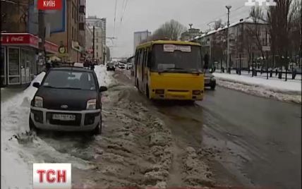 У залитий дощем Київ прямує рятувальна техніка