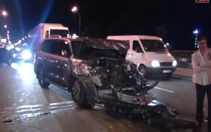 У Києві п'яний "мажор" на Lexus врізався в автобус та закривавлений тікав від камер