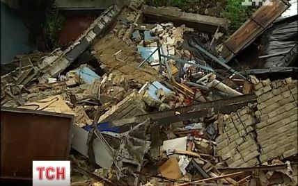 В центрі Києва зсув грунту зруйнував 12 гаражів по 55 тис. грн кожний