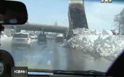 У Києві сніг із завалених вулиць вивозять на сусідні - більш розчищені