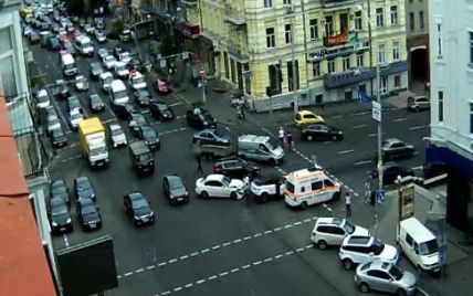 У центрі Києва VIP-аварія: зіткнулись BMW і Range Rover
