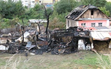У Києві велика пожежа спалахнула в приватному секторі
