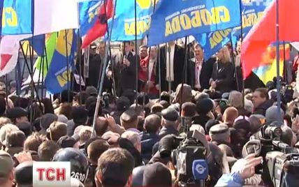 Під Радою блукав водолаз у ластах і розмазували по обличчях курячі яйця
