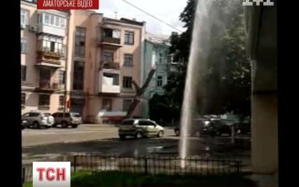 Центр Києва залив гейзер гарячої води, що 20 хвилин бив з-під землі
