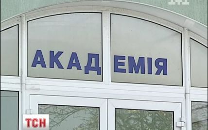 В Україні продовжать закривати приватні виші, які студенти обходять стороною