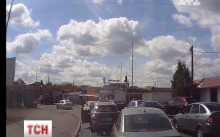 У Києві "автозлодії" провернули унікальне пограбування на світлофорі, вкравши 365 тис. грн