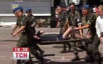На параді до Дня ВДВ військове авто розчавило п'яному обидві ноги (відео)
