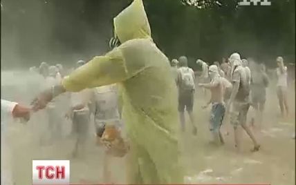 У столиці 150 чоловік улаштували видовищні бої борошном
