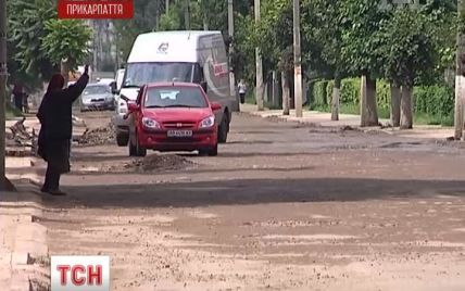 Карпатське село знову бунтує проти вщент розбитих доріг