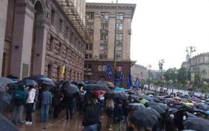 Кияни мокнуть під дощем на мітингу "Свободи" проти перенесення виборів у Києві (фото)
