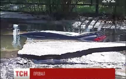 Асфальт у Києві провалився через авто, яке тисло на труби - Київводоканал