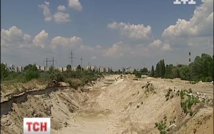 У Києві на Харківському масиві мисливці за піском вирили кар'єр на сотні метрів