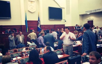 Азаров запропонував позбавити депутатів недоторканності за поламані двері в Київраді