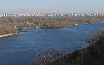 В Киеве на Днепре перевернулась лодка с двумя мужчинами