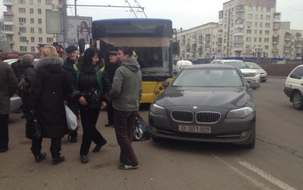 Хвацько припаркований BMW посольства Росії паралізував тролейбуси в центрі Києва