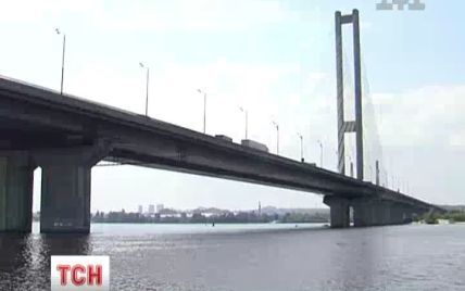 Кілька земснарядів загрожують берегам Дніпра та цілісності Південного мосту