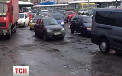 У Києві водій відсудив у даішника 2 тис. грн за розбите на поганій дорозі авто