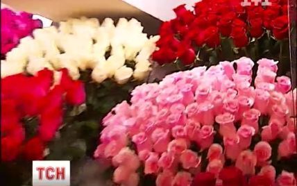 На київських квіткових базарах 8 Березня розпочалося з підвищення цін на троянди