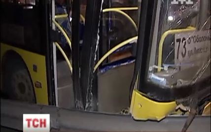 Жахлива аварія у Києві: автобус зі скреготом гальмував об відбійник та зупинився в стовпі