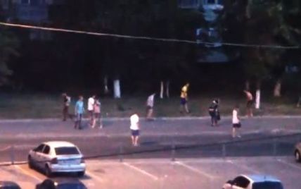 У Києві на Оболоні натовп підлітків побив битами хлопця з дівчиною (відео)