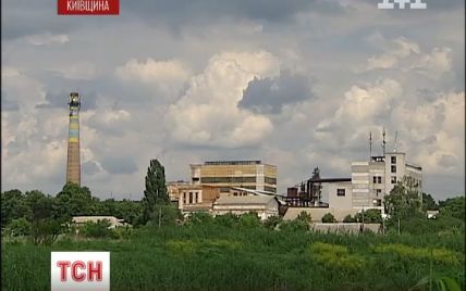 На Київщині люди перекрили дорогу на Білу Церкву через смердючий завод