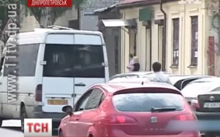 У центрі Дніпропетровська посеред дня обстріляли та викрали людину
