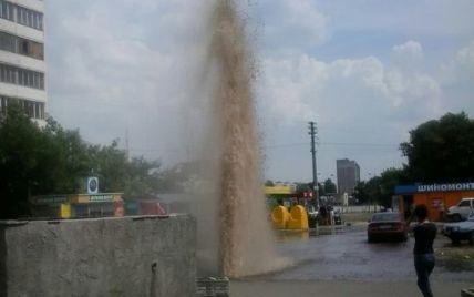 У Києві з-під землі вирвався фонтан окропу