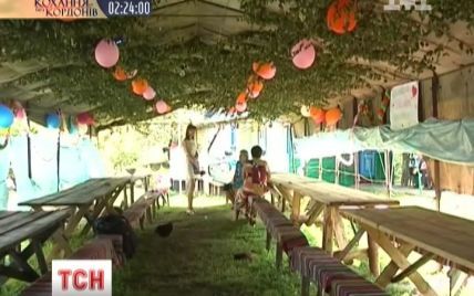 Півсотні гостей весілля на Житомирщині отруїлися молочним желе і салатом