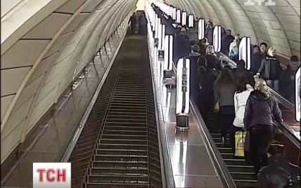 Покалічена на ескалаторі киянка вимагає в метрополітену 100 тисяч гривень