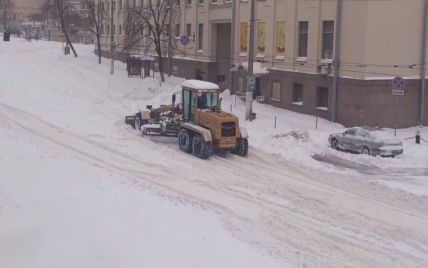 Снігозбиральна машина застрягла в заметах Києва (відео)