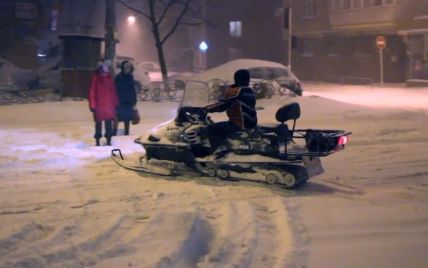 У Києві через сніг по вулицях їздять на снігоходах (відео)