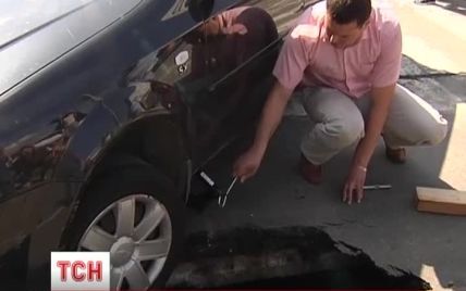 У центрі Києва авто провалилося під землю просто під час руху