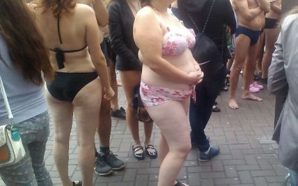 У Києві під магазином голі шопоголіки "вибивали" собі халявний одяг (фото)
