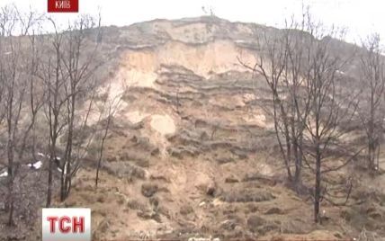 Лиса гора та Видубицький монастир сунуть убік Дніпра