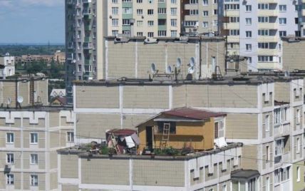 Киянин побудував собі хату із зеленню та парканом на даху висотки  (фото)