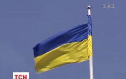 В Константиновке над зданием управления МВД подняли флаг Украины