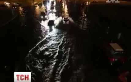 Дощ перетворив київські дороги на річки, а площі на озера