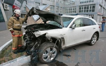 У Києві на Шулявці п'яний водій "Інфініті" влаштував масштабну аварію