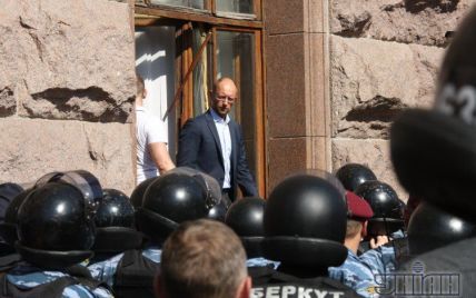 Міліція розбиратиметься з нардепами-хуліганами через розтрощене вікно та меблі в Київраді