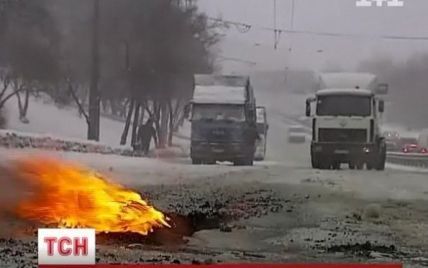 В обледенілому Києві вантажівки буксували, залишаючи по собі вогняні сліди