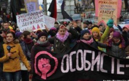 Киянки промарширували столицею проти 8 березня, вимагаючи помилувати Pussy Riot