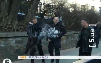 Снігова атака на нардепів під Радою викликала і шквал критики, і схвальні відгуки (відео)