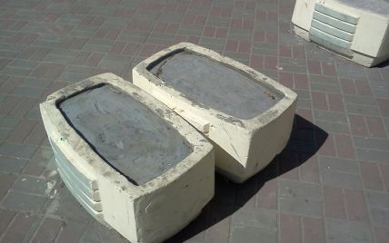 В Києві клумби замість квітів залили бетоном