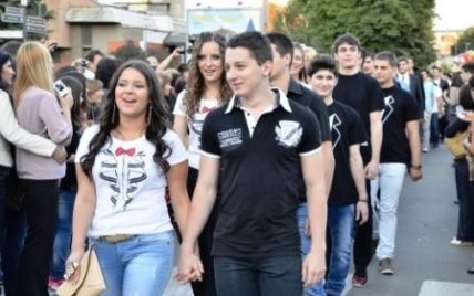 Сербські випускники замість купівлі святкових суконь і костюмів віддали гроші хворим дітям